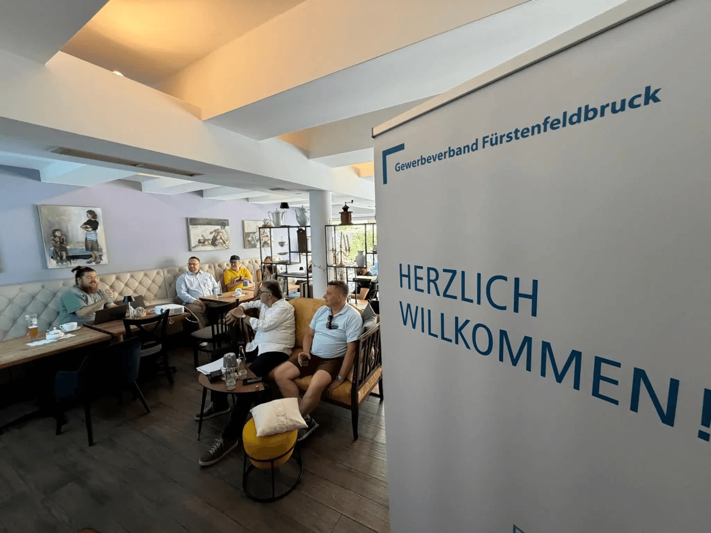Persönlicher Austausch im Unternehmernetzwerk beim KI-Café