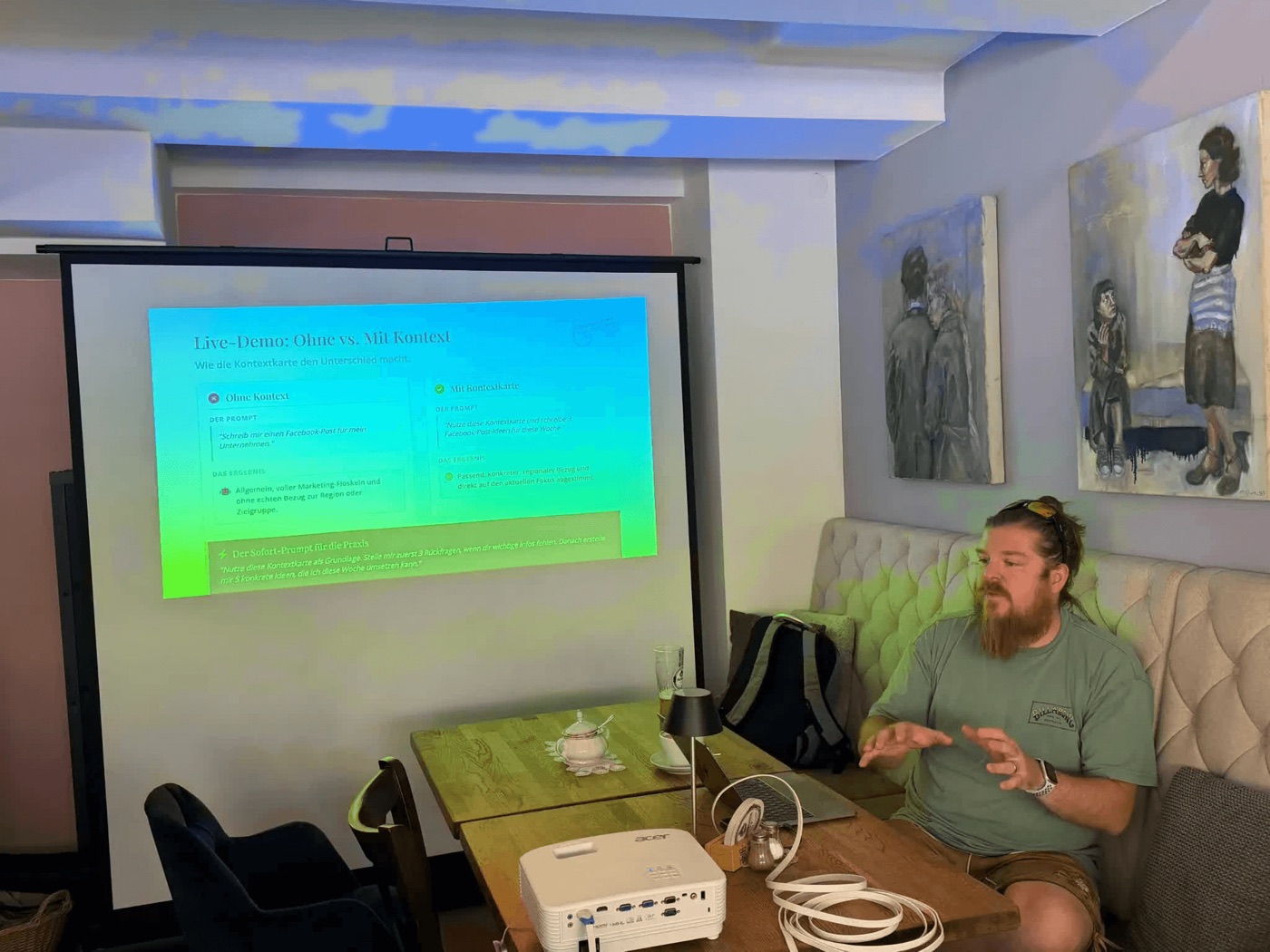 Bastian explains a practical example on the screen at the AI Café in Fürstenfeldbruck